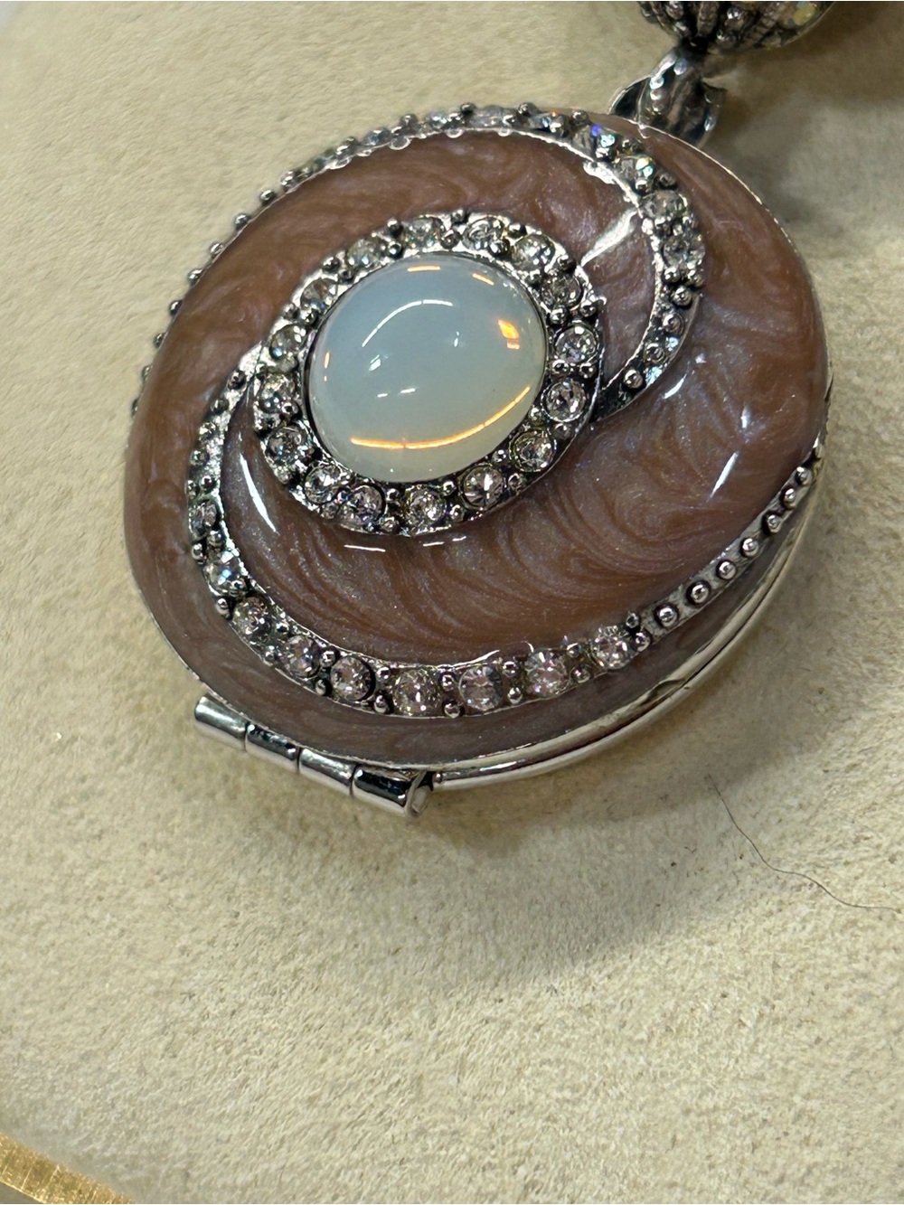 Vintage Joan Rivers locket brooch with rhinestone bow - Picture 4 of 7